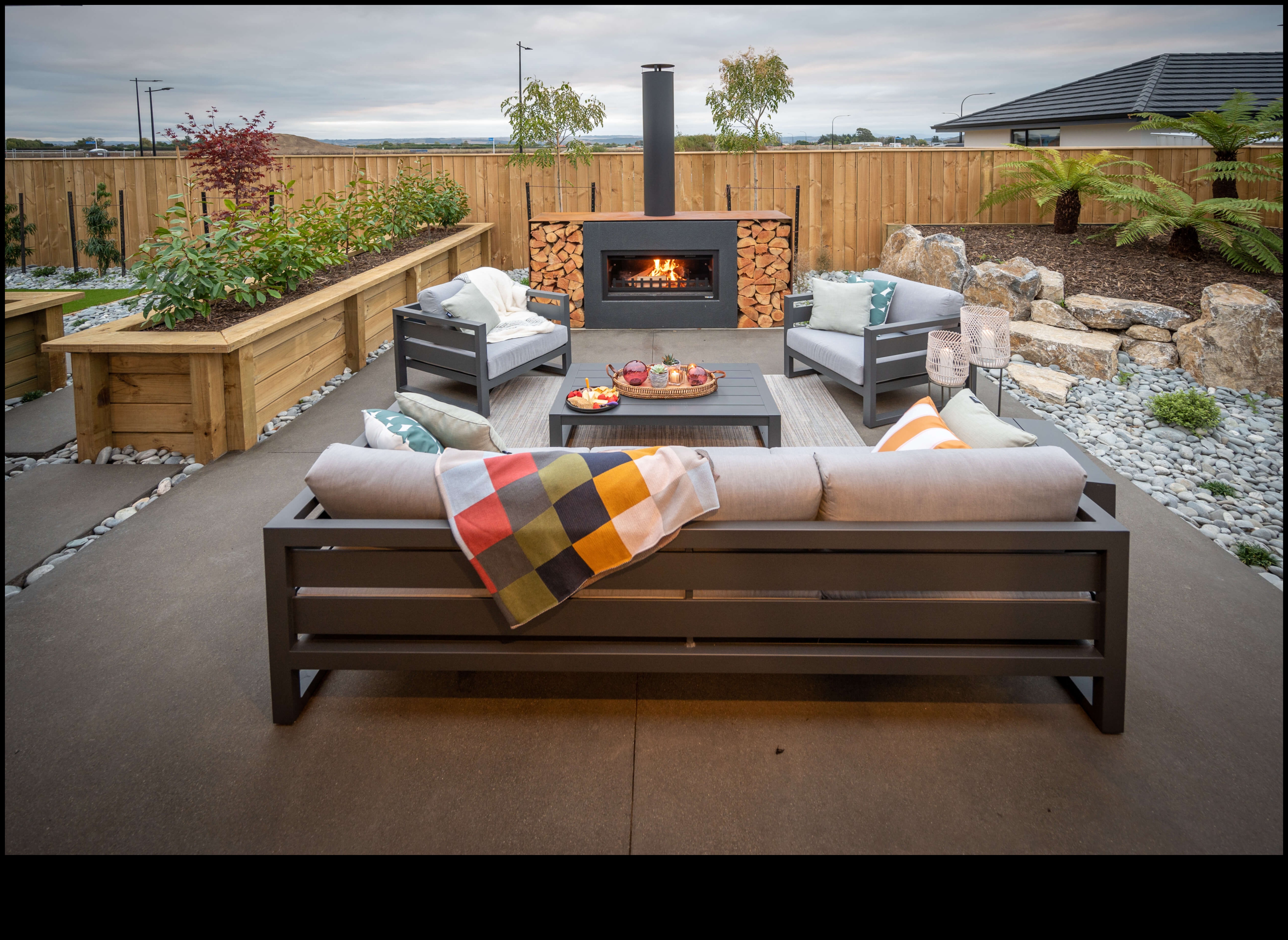 Kādi ir daži padomi, kā izrotāt āra izklaides zonu ar piekrastes dekoru?