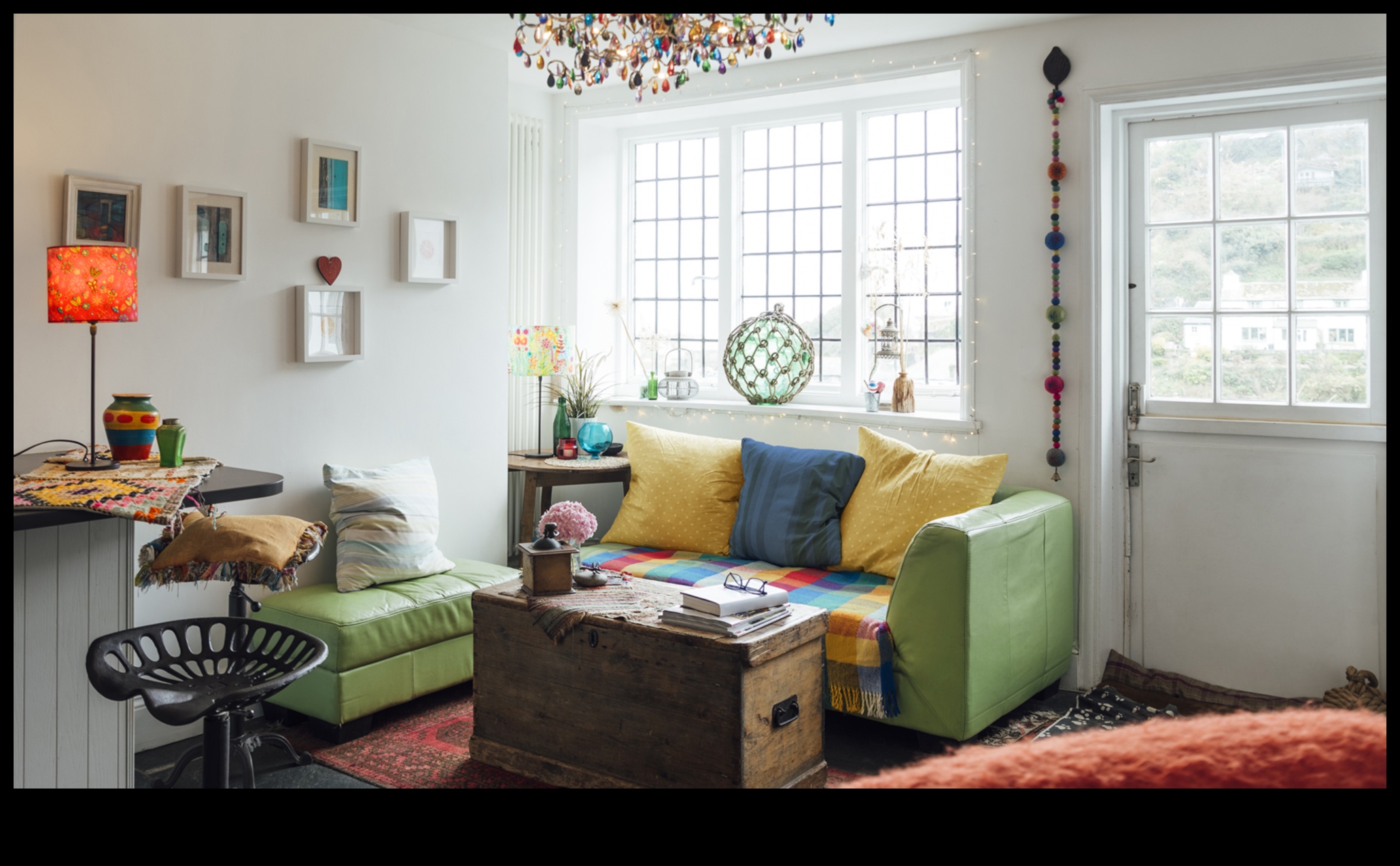 Papildus krāsošanai: alternatīvi veidi, kā pievienot krāsu jūsu mājas interjeram