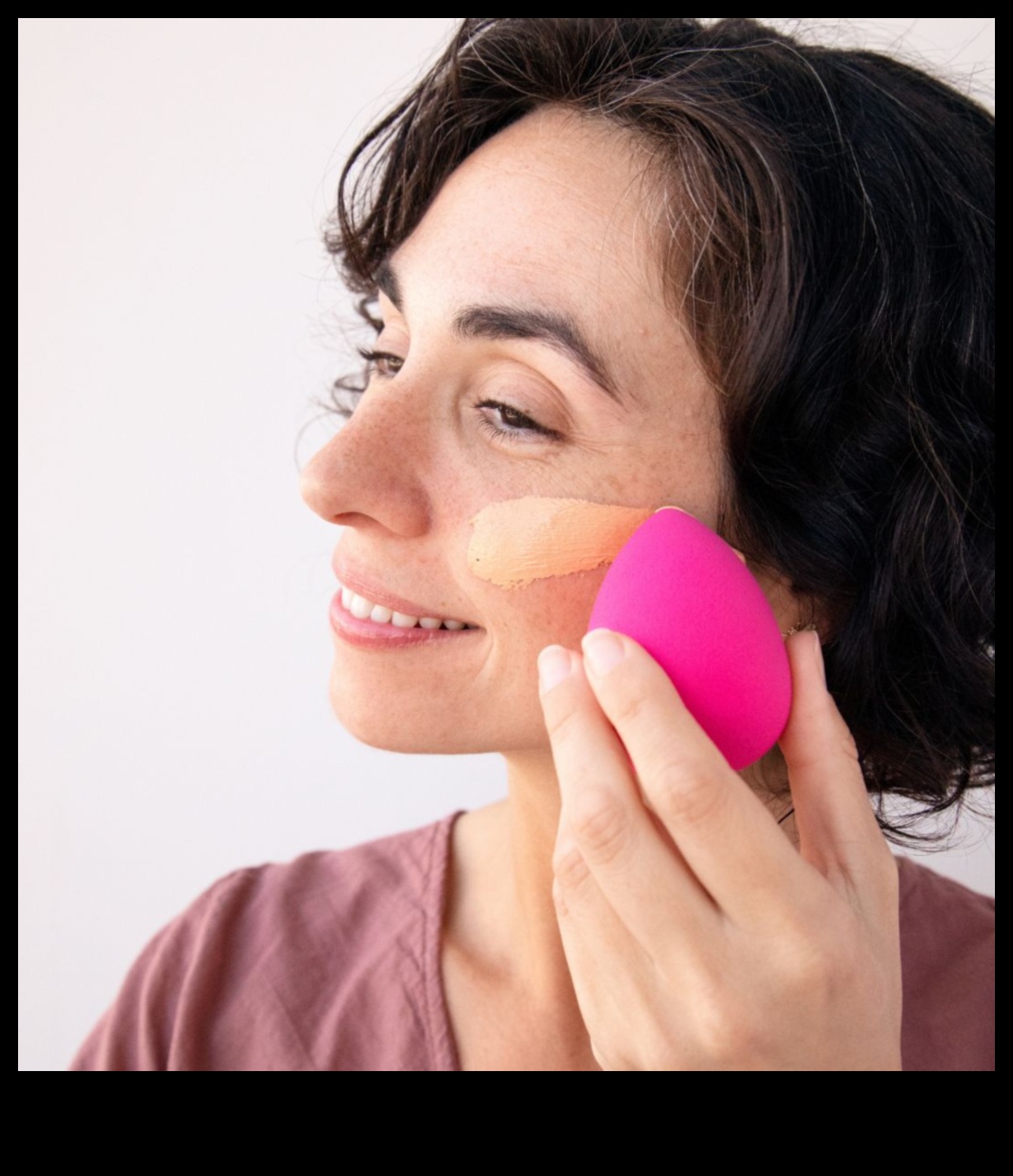 Dabiskā grima iekļaušana jūsu ādas kopšanas rutīnā: harmoniska pieeja