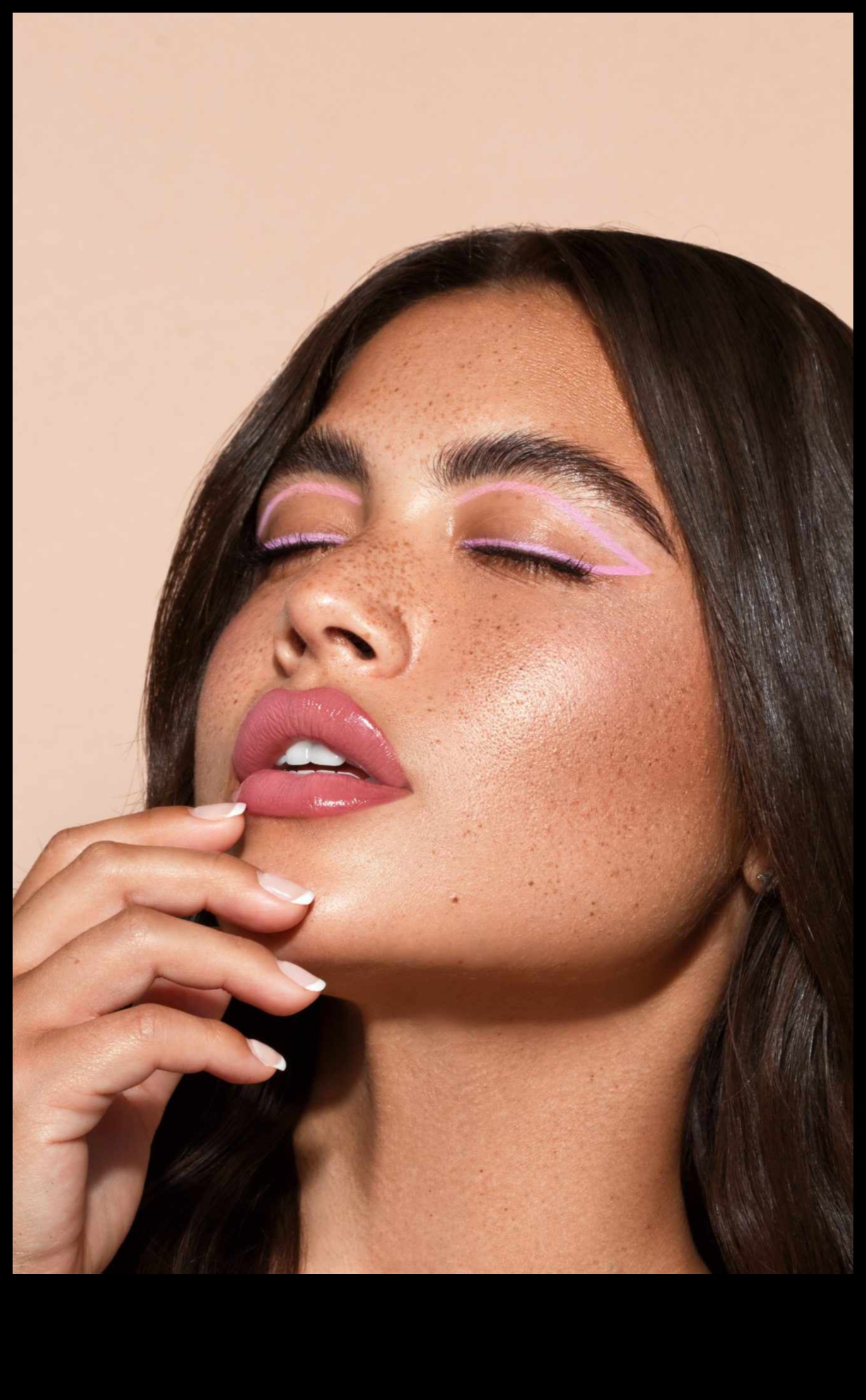 Lūpu krāsa lūpām ar kapuci: paņēmieni jūsu unikālās lūpu formas akcentēšanai