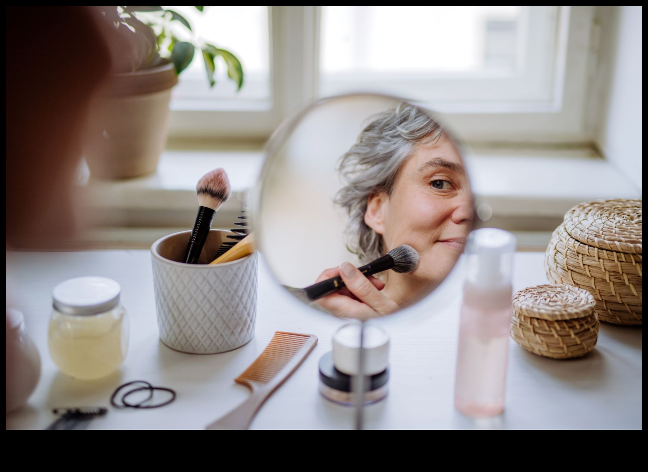 Lūpu krāsa visiem vecumiem: pielāgojiet savu grima rutīnu, kļūstot vecākam