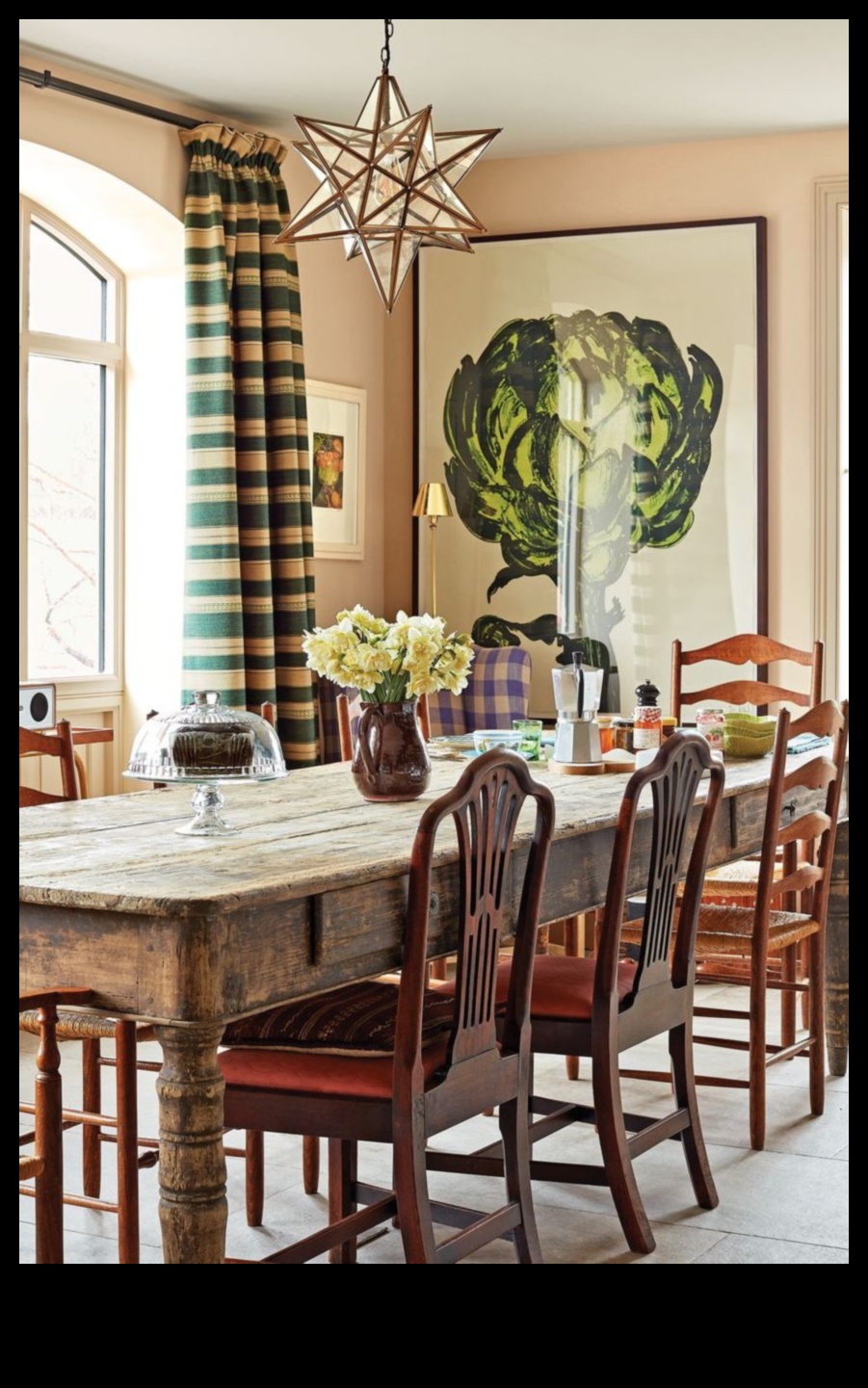 Pilsētas lauku mājas ēdamistabas dekors ģimenes sapulcēm