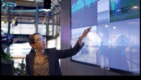 Intelligence Surge: Navigācija biznesa datu izcilības dinamikā