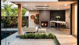 Kādi ir daži padomi, kā izrotāt āra izklaides zonu ar piekrastes dekoru?