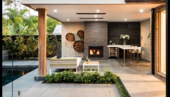 Kādi ir daži padomi, kā izrotāt āra izklaides zonu ar piekrastes dekoru?