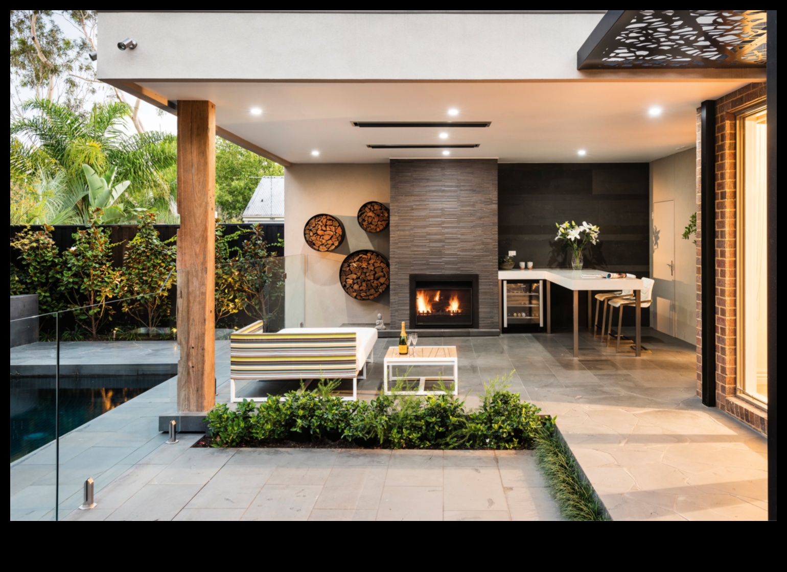 Kādi ir daži padomi, kā izrotāt āra izklaides zonu ar piekrastes dekoru?