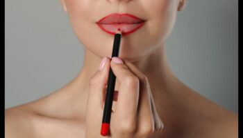 Lūpu krāsa visiem vecumiem: pielāgojiet savu grima rutīnu, kļūstot vecākam