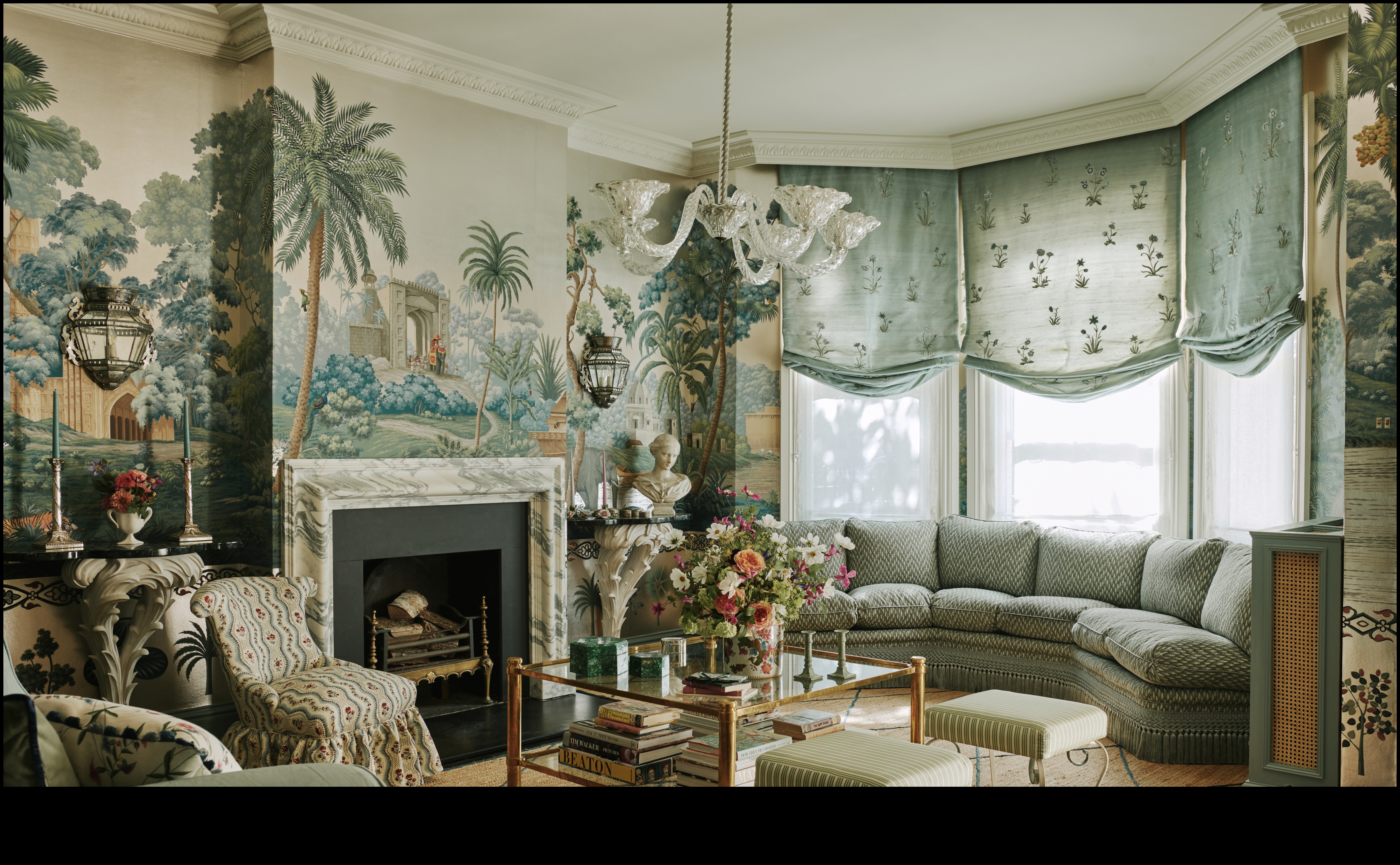 Viktorijas laikmeta biroja dekors ar antīku eleganci